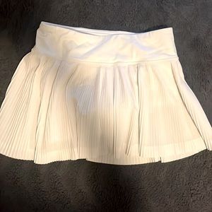 Lululemon , high rise pleated skirt , size 2 , white